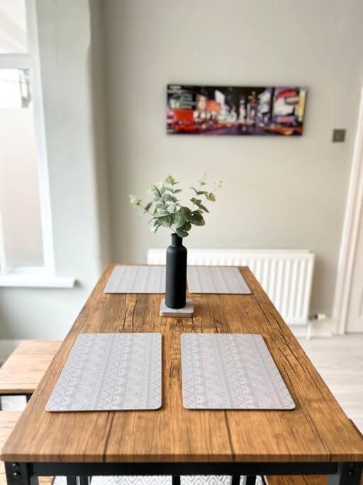 Snug Central Belfast Home, 2 Minutes From Ormeau Park! Exteriör bild