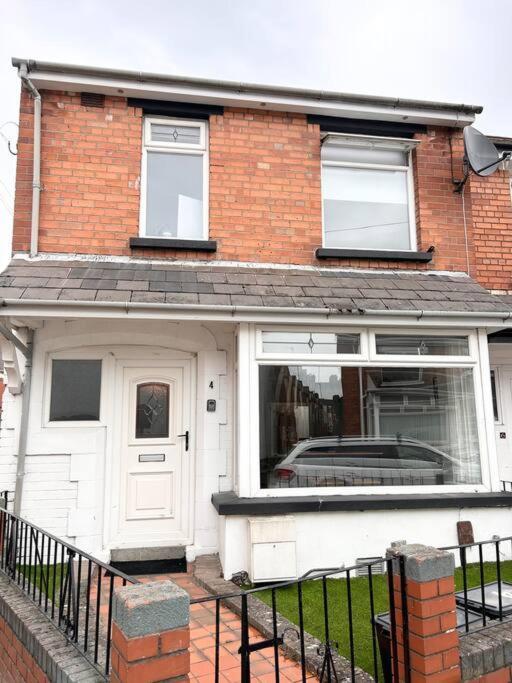 Snug Central Belfast Home, 2 Minutes From Ormeau Park! Exteriör bild