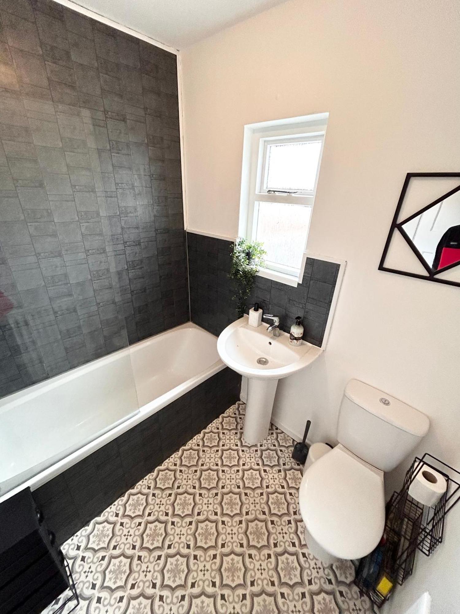 Snug Central Belfast Home, 2 Minutes From Ormeau Park! Exteriör bild